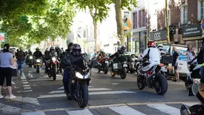 croisement des motards du viaduc dans Millau